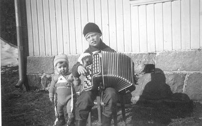 Luksefjell, 1958. Steinar forlot allerede to år senere trekkspillet, til fordel for celloen. Det ble Abildsø skoles strykeorkester.​